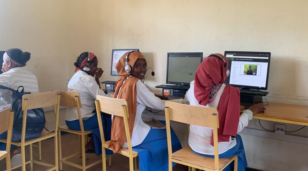 Afriflora, DFF en Camara zorgen samen voor nieuwe computers op Sher School